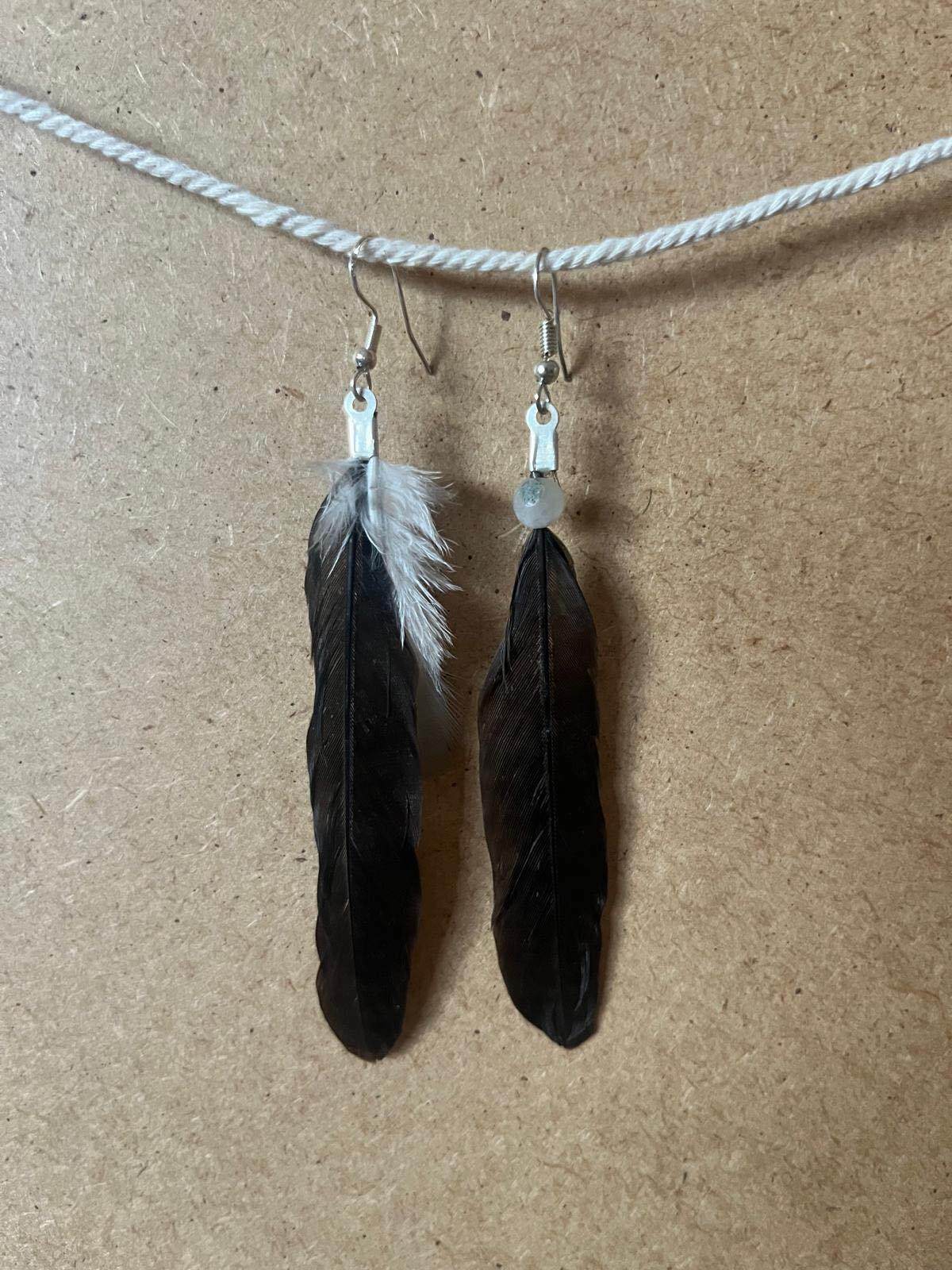 Pendientes artesanales Negro Esencial con plumas negras y detalle claro en composición sobria