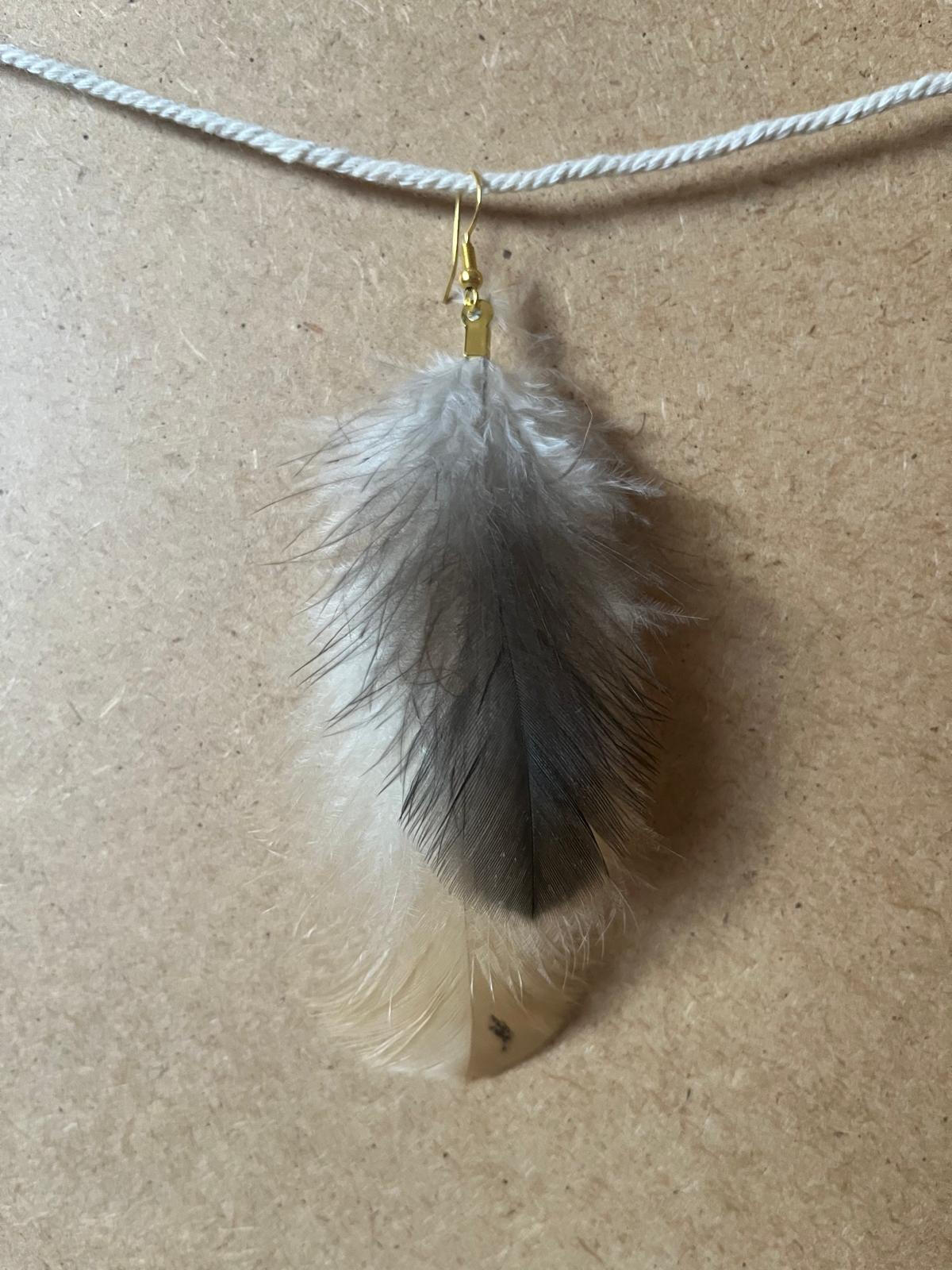 Pendiente artesanal Niebla Suave con pluma en tonos grises y textura vaporosa