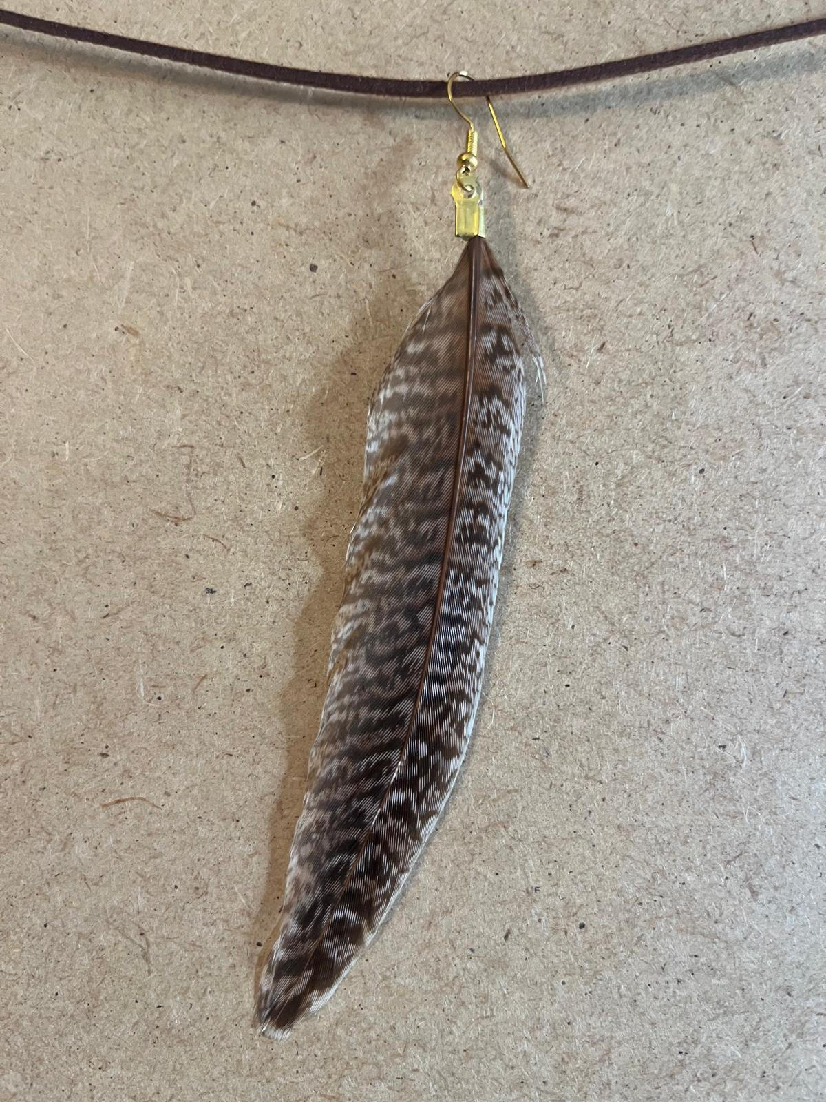 Pendiente artesanal Senda Callada con pluma alargada en tonos marrones moteados de textura natural